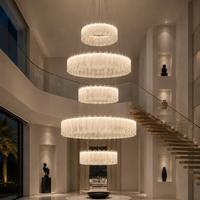 Lustre italien de luxe à 5 niveaux avec pampilles en verre pour les atriums de villas, les plafonds hauts de duplex et les halls d'hôtels.