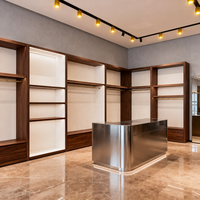 Porte-vêtements mural en bois grainé avec cadre doré, présentoir de vêtements avec rangement, stand de présentation pour magasin de détail commercial, présentoir métallique pour boutique