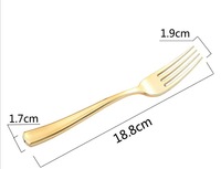 Toptan tek kullanımlık plastik çatal bıçak kaşık Set haddelenmiş altın sarılı gümüş peçeteler Forks içerir bıçaklar kaşık için parti