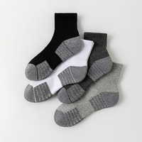 Chaussettes de sport professionnelles en tissu éponge épais mi-mollet pour jeunes hommes - Chaussettes de basketball en coton anti-humidité et antidérapantes ODM
