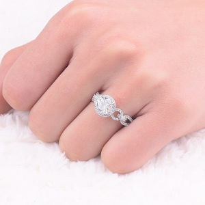 Anello Geometrico Intrecciato con Design Circolare per Donne - Product Image 2