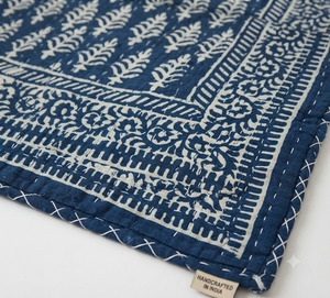 Cubrecama Kantha con Estampado Floral Índigo, 90×108 Pulgadas, Tamaño Doble, Hecho a Mano, de Algodón, con Borde Tradicional Indio - Product Image 4