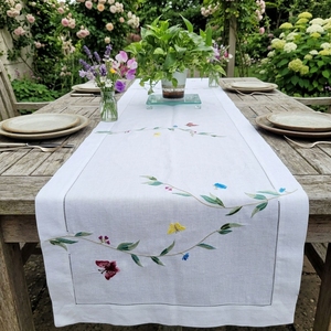 Chemin de table personnalisé brodé de papillons colorés, chemin de table en coton blanc de haute qualité avec ourlet festonné pour la maison et l'hôtel - Product Image 1