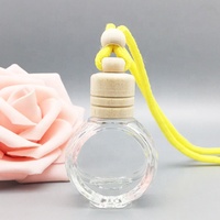 Flacon diffuseur de parfum de voiture suspendu personnalisé de 9ml plat rond design mignon avec capuchon en bois et pulvérisateur à pompe pour désodorisant