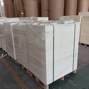 Rouleau géant de papier carton simple ou double couche enduit de PE de qualité alimentaire pour emballage de thé et de produits chimiques - Product Image 1