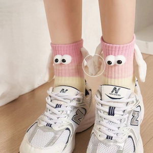 Chaussettes magnétiques unisexes à la main avec personnage mignon 3D Eyes Crew Mid-Tube Length <span class=keywords><strong>Lol</strong></span> Cadeau pour jeunes adolescents - Product Image 5
