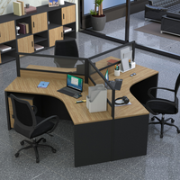 Bureau de travail d'angle simple pour quatre personnes avec écran de séparation et chaises intégrées – Mobilier de bureau 4 places