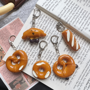 Breloques en résine peintes à la main sur le thème de Halloween, en forme de bretzel, de bonbons et de miniatures, mignonnes pour loisirs créatifs DIY, porte-clés, coques de téléphone et tasses - Product Image 3