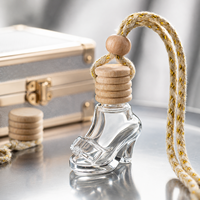 Flacon de parfum pour voiture en verre en forme de talon aiguille de 8 ml, diffuseur d'huiles essentielles suspendu avec couvercle en bois, flacon stiletto