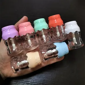 2023 अद्वितीय खाली प्यारा दूध बच्चे जार बोतल आकार लिप ग्लोस wands पैकेजिंग ट्यूब के साथ स्पष्ट जाम lipgloss कंटेनर के लिए बच्चों 5ml
