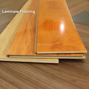 Plancher stratifié imperméable gris chêne blanc, finition résistante aux UV, surface lisse effet miroir piano - Product Image 1