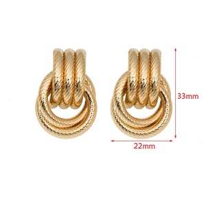Pendientes de aro retro europeos y americanos de la boutique Jingciren, éxito de ventas entre influencers internacionales, elegante empaque en caja de regalo. - Product Image 3