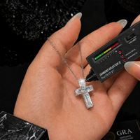 Collier Pendentif Croix en Moissanite Taille Baguette Pierre Principale Vente en Gros Style Classique Unisexe pour Hommes et Femmes