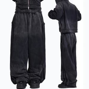 Pantalones de chándal holgados deportivos con rayas laterales para hombre, lavado ácido, efecto apilado, extragrandes, joggers sueltos de pierna recta con borde sin rematar - Product Image 1