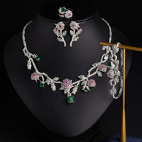 TIANSHE Europe Amérique Collier de fleurs haut de gamme pour femme, boucles d'oreilles en zircon personnalisées, ensemble de quatre pièces, accessoires en gros