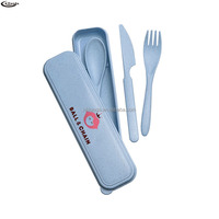 Ensemble de couverts réutilisables de 3 pièces comprenant une fourchette, un couteau et une cuillère en plastique, qui se combinent et s'intègrent parfaitement dans un couvercle à empreinte