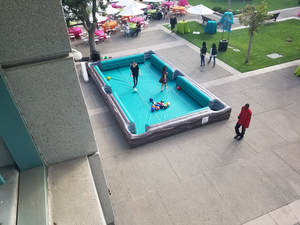 Mesa de billar inflable comercial de PVC a escala humana para snooker y fútbol, con accesorios de soplador y kits de reparación, modelo Castillo 8x4m, personalizable - Product Image 3