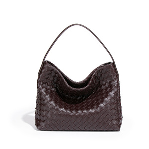 Medium-sized Handbag: Casual, Handwoven <b>Square</b> Bag with a Textured Finish—Elegant and Fashionable Shoulder Bag for Women - Product Image 6