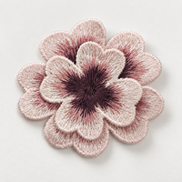 Applique brodée 3D trèfle à quatre feuilles, fleur en dentelle soluble dans l'eau à coudre pour vêtements, robes, sacs et projets DIY