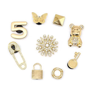 Sabots en métal en gros avec <span class=keywords><strong>d</strong></span>écorations de luxe en <span class=keywords><strong>or</strong></span>, <span class=keywords><strong>ours</strong></span> en peluche, cristaux épais et chaînes de perles – Accessoires de chaussures de luxe - Product Image 2