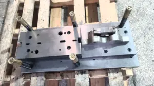 Machine électrique de poinçonnage de presse de fabrication de boîte métallique à grande vitesse pour trou rond de tube avec chargeur