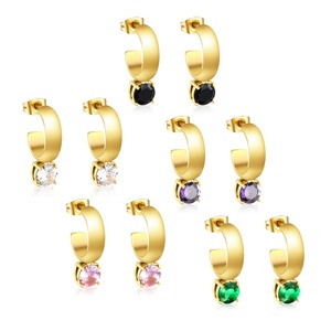 Boucles d'oreilles créoles minimalistes pour femmes en acier inoxydable plaqué or PVD 18 carats avec zircone cubique colorée – Bijoux de mode - Product Image 1