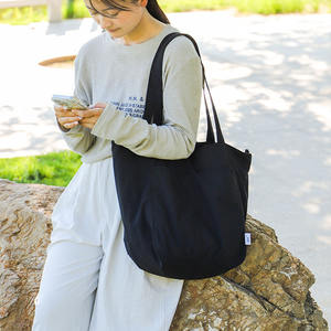 Sac fourre-tout Dux blanc laiteux, carré vertical, étanche, avec fermeture éclair, style normcore minimaliste, sac de navetteur quotidien, collection Printemps 2025 - Product Image 4