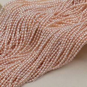 ไข่มุกน้ำจืดธรรมชาติสีขาวขนาด 4.5-5 มม. สำหรับงานฝีมือ DIY รูตรงกลาง ไข่มุกจูจี้แบบแบน ขายส่ง - Product Image 4