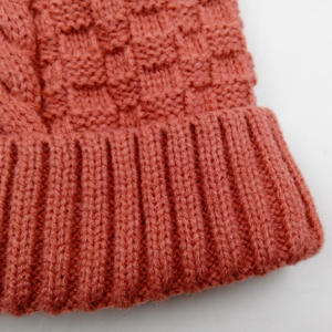 100% acrylique hiver <span class=keywords><strong>tricot</strong></span> <span class=keywords><strong>bonnet</strong></span> chapeau Logo personnalisé accessoire de haute qualité pour voyage <span class=keywords><strong>bonnet</strong></span> chapeau w <span class=keywords><strong>pompon</strong></span> - Product Image 5