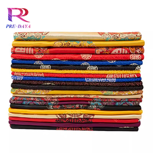 Brocart boiteux métallique avec motifs Art déco pour doublures de veste de déclaration - Product Image 4