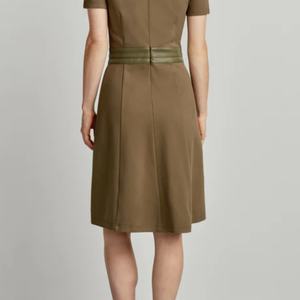 Robe Mini Évasée Formelle Luxueuse pour Femme avec Détails en Cuir, Manches Longues, Col Montant, Silhouette Plissée, Motif Floral, Coupe Moderne - Product Image 2