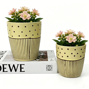 Nouveaux pots de fleurs en céramique coniques jaunes crème à pois et rayures pour la culture intérieure, la décoration de la maison et les arrangements floraux - Product Image 1