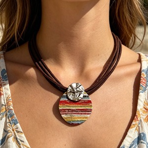 Collar Boho de Cuerda de Gamuza con Múltiples Hilos, Colgante Ovalado con Rayas de Colores, Detalle Metálico Plateado Retro, Adorno Casual para el Cuello de Mujer - Product Image 1