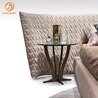 Lit plateforme capitonné de luxe en velours, design dossier haut, couleur beige clair pour chambre à coucher de style hôtel moderne