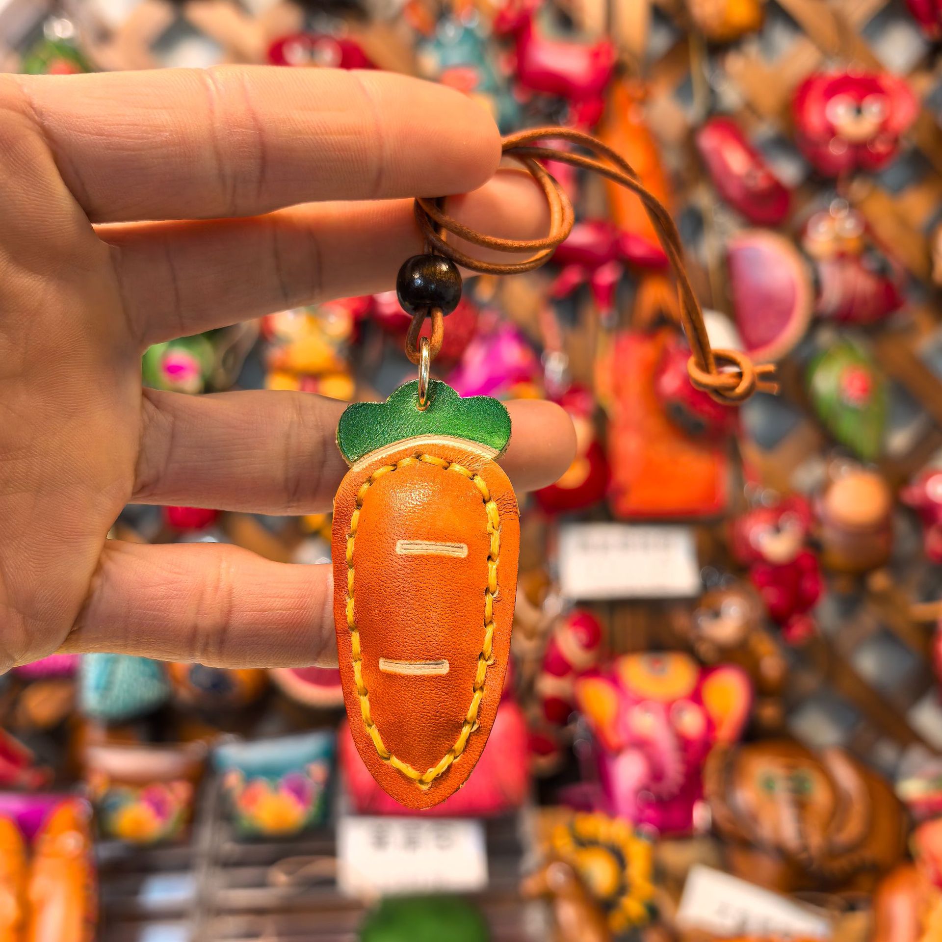 Pendentif carotte orange cousu main