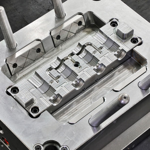 Fabricante de moldes de accesorios de tubería de plástico para accesorios de PVC/PPR/PE/HDPE/ABS/PS en Zhejiang - Product Image 1