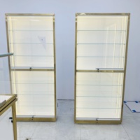 Vitrine haute en acier inoxydable plaqué titane avec garniture dorée, verrouillable, éclairage LED et étagères réglables pour centre commercial