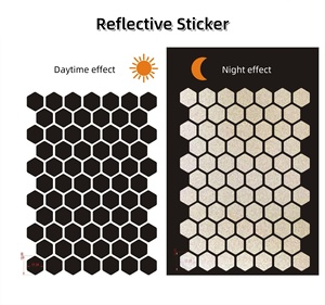 Autocollants hexagonaux noirs en nid d'abeille hautement réfléchissants, décalcomanies de sécurité nocturne, ruban de protection anti-rayures <span class=keywords><strong>pour</strong></span> <span class=keywords><strong>casque</strong></span> de moto et vélo - Product Image 1