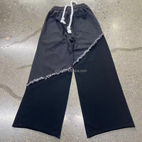 Maßgeschneiderter Ausgefranster Raw-Edge Denim Patchwork Trainingsanzug 2-teilig Reißverschluss-Hoodie & Asymmetrische Patchwork-Weite-Hose Set Streetwear-Outfit