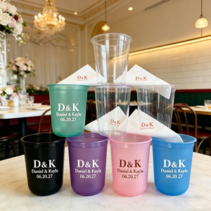 Gobelets en plastique personnalisés à fond arrondi pour thé boba, café glacé, boissons – Gobelet givré en U avec couvercles à dôme et à ouverture plate, serviette, monogramme - Product Image 1