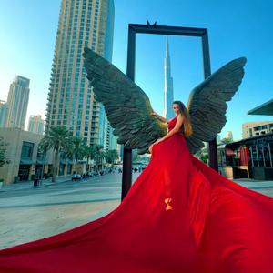 Magnifique robe de soirée rouge en satin de Dubaï avec longue traîne fluide, idéale pour les séances photo de voyage de luxe, robes de créateur élégantes - Product Image 1