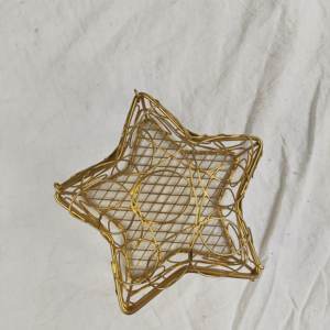 Jiaxiang Nouveau produit 2025 Forme <span class=keywords><strong>d</strong></span>'étoile Métal Fil de fer Artisanat Petit panier en fil métallique avec couvercle pour le stockage Boîte cadeau Porte-bonbons - Product Image 3