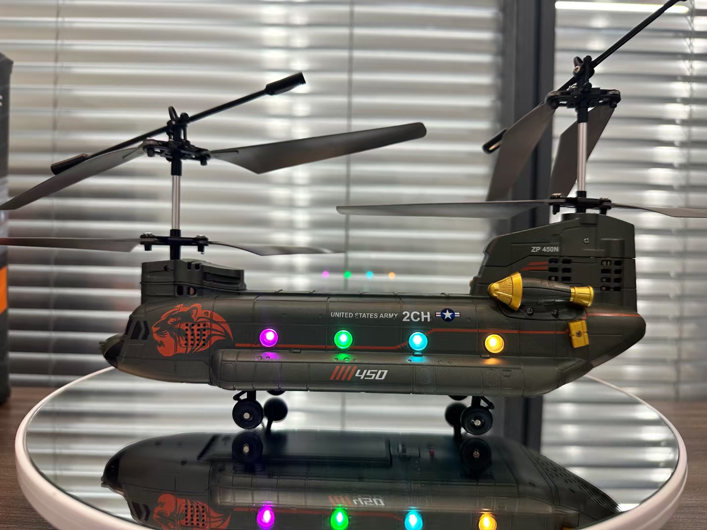 Dwi Dowellinリモートコントロールヘリコプター、高度保持付き軍用輸送