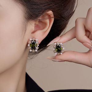 Pendientes de Botón Geométricos con Circonita Esmeralda Estilo Bosque, Serie Tranquilidad Floral de Moda Retro, Versátiles, Chapados en Oro de Alta Gama - Product Image 2