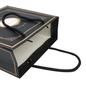 ถุงกระดาษสีดำพรีเมียม พร้อมการพิมพ์ฟอยล์สีทองและรายละเอียดที่ประณีต พร้อมโลโก้แบบกำหนดเองสำหรับการสร้างแบรนด์ระดับไฮเอนด์และการมอบของขวัญสำหรับผู้บริหาร - Product Image 3