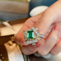 Desain Unik High End Wanita Ins Cahaya Mewah Berlapis Emas Putih Pembukaan Dapat Disesuaikan Geometris Zamrud Berlian Cincin Kepribadian