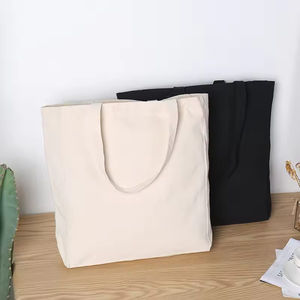 Sacs fourre-tout pliables en toile de coton réutilisables personnalisés blancs et noirs avec logo sérigraphié, pour cadeaux - Product Image 4