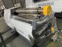 Machine à rouler à 4 rouleaux W12-16X1600, système de contrôle avancé assurant des résultats de roulement répétables et précis.