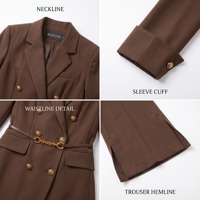 Costume d'affaires pour femme marron, blazer asymétrique à double boutonnage, ceinture à boucle dorée, poignets retroussés, pantalon évasé, ensemble sur mesure MTM