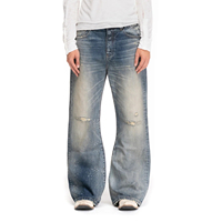 Jean bootcut homme en denim délavé personnalisé, coupe éléphant, braguette boutonnée, effet usé et délavé, style streetwear